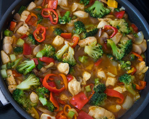 Gemüsepfanne, Hühnchenpfanne, Thai Curry mit frischem Gemüse und Fleisch in einer Pfanne