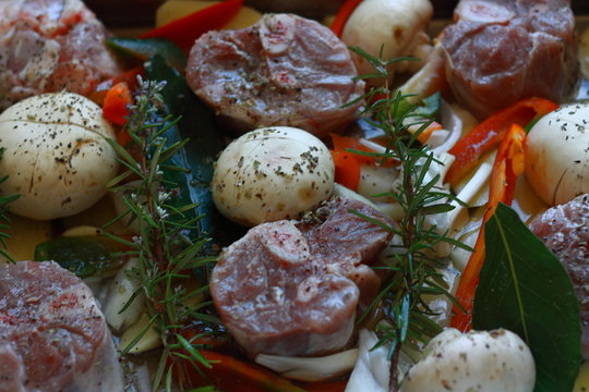 asado de codillo de cerdo, con patatas, pimientos, cebolla, ajo, setas, laurel y especias