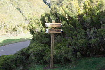 Hinweisschilder auf Canyoning auf Madeira (Rabaçal)