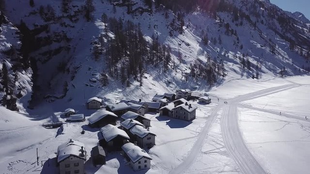 au dessus d'un petit village en Suisse