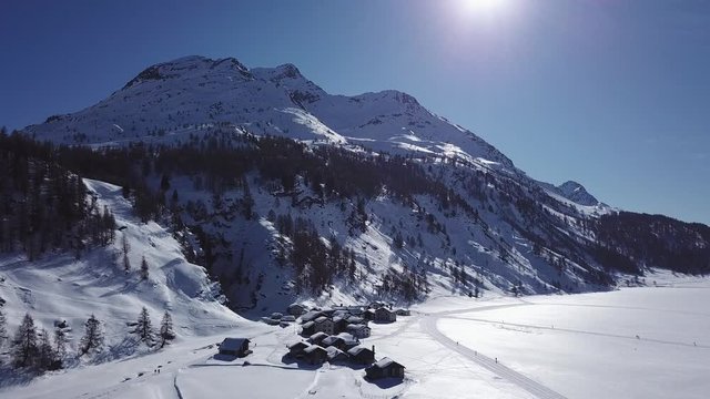 vers le village de montagne en hiver 