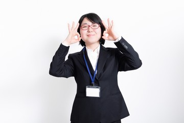 OKサインをするビジネスウーマン