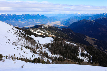 Straße am Berg mit Schnee bedeckt mit Blick in ein Tal