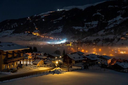 Bramberg am Wildkogel bei Nacht im Winter