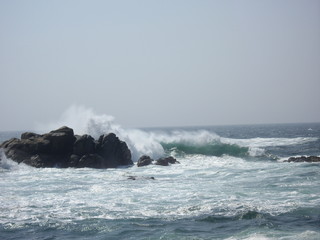 Olas rompiendo contra las rocas