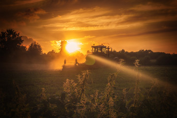 Traktor im Sonnenuntergang © johannes