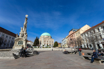 Holy Trinity statue with the mosque of pasha Qasim the Victorious in Pecs