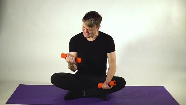 Pulls dumbbells into fitness, shakes muscles, dumbbells lungs seem to be heavy