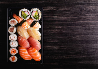 Concept de sushi à emporter. Boîte à emporter avec sushi