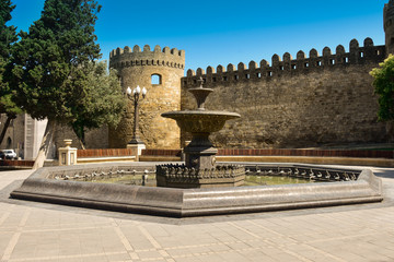 Obraz premium The ancient fortress Icheri Sheher in the modern center of Baku, Azerbayjan