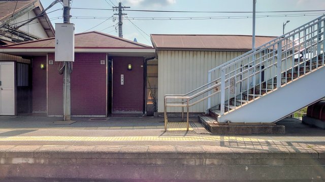 住宅街にある公衆トイレの建物
