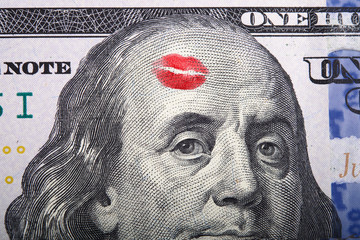 Imprint of the kiss on portrait of Benjamin Franklin on a hundred dollar bill. - obrazy, fototapety, plakaty