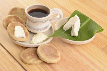arepa de trigo venezolana con queso cuajado y taza de café caliente