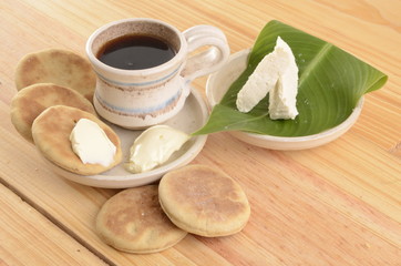 arepa de trigo venezolana con queso cuajado y taza de café caliente