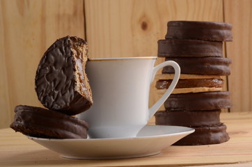 Alfajor dulce de leche argentina cobertura de chocolate oscuro con taza de café