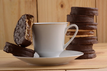 Alfajor dulce de leche argentina cobertura de chocolate oscuro con taza de café