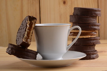 Alfajor dulce de leche argentina cobertura de chocolate oscuro con taza de café