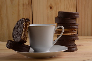 Alfajor dulce de leche argentina cobertura de chocolate oscuro con taza de café