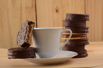 Alfajor dulce de leche argentina cobertura de chocolate oscuro con taza de café