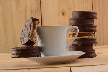 Alfajor dulce de leche argentina cobertura de chocolate oscuro con taza de café