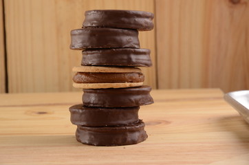 Alfajor dulce de leche argentina cobertura de chocolate oscuro con taza de café