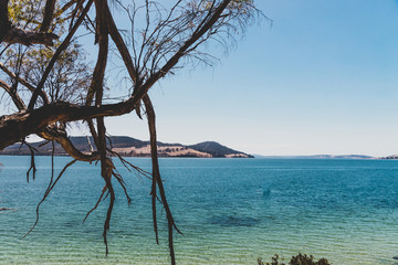 Obraz premium wild Tasmanian landscape and pristine turquoise water of the Derwent River as seen from Legacy Beach near Coningham beach south of Hobart