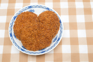 皿の上のメンチカツ