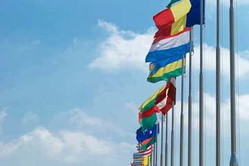 Obraz premium flags of different countries on background of blue sky