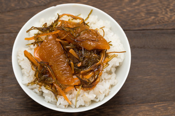 真上からの茶碗に盛ったご飯に乗せた松前漬け