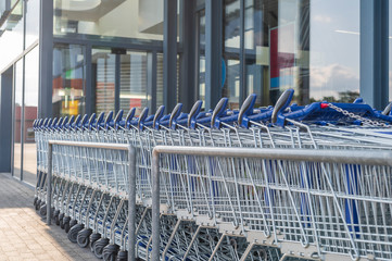 Einkaufswagen vor einem Geschäft