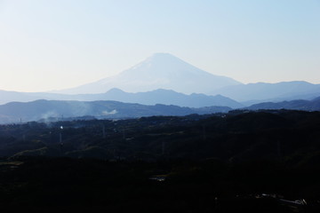 湘南アルプス　湘南平からの眺望　富士山と山々のグラデーション