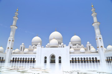 Fototapeta na wymiar The Sheikh Zayed Grand Mosque Center SZGMC was established in year 2008, The largest mosque in the UAE