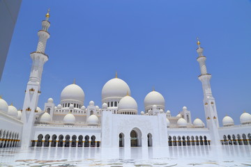 Fototapeta na wymiar The Sheikh Zayed Grand Mosque Center SZGMC was established in year 2008, The largest mosque in the UAE