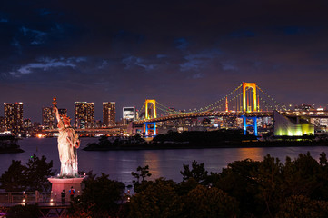 Fototapeta na wymiar Odaiba Rainbow bridge and statue of Liberty with Tokyo bay view at night