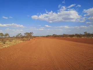Fototapeta na wymiar Rote Sandpiste im Outback, Australien