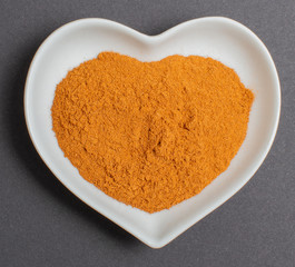 Gewürze in einer weißen Schale für die Food Fotografie