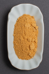 Gewürze in einer weißen Schale für die Food Fotografie