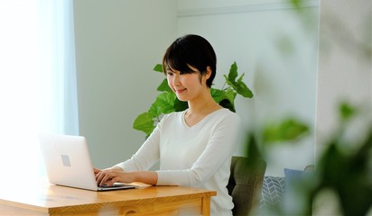 作業する女性