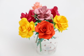 折り紙で作ったバラの花