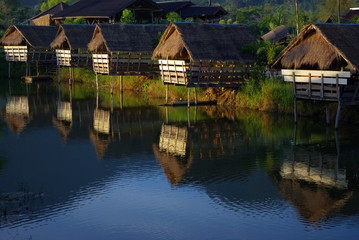 Obraz premium In the morning light small huts beside the lake and the mountain view