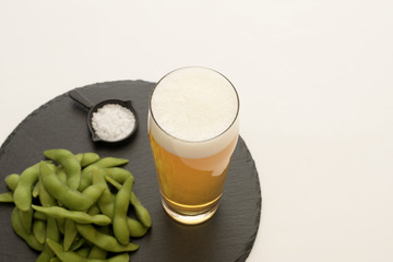 グラスビールと枝豆を俯瞰