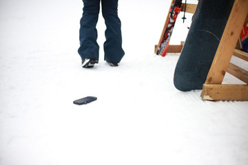 ゲレンデに落ちているスマートフォン