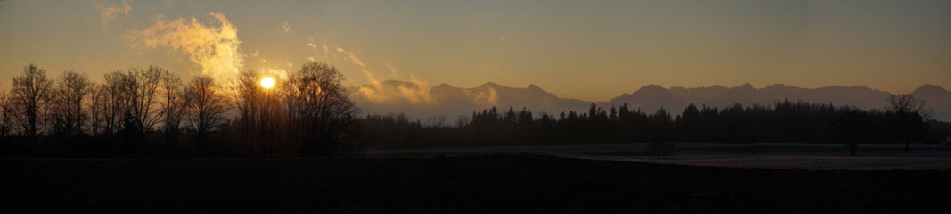 Fototapeta na wymiar Panorama am Morgen vom Samerberg