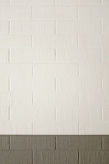 白とグレーに塗られたレンガ壁