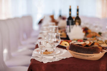 Fototapeta na wymiar glasses and plates with snacks on the festive table