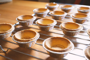blur brown round plain tarts on table