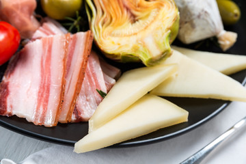 Piatto con fette di pecorino e guanciale, Antipasti italiani