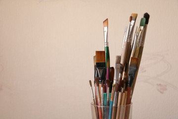brushes for painting in a glass on a neutral background, foto