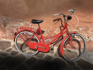 Fototapeta na wymiar Old red bicycle 