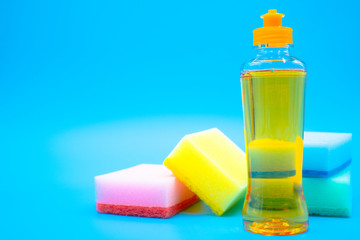 洗剤とスポンジ　食器洗いのイメージ